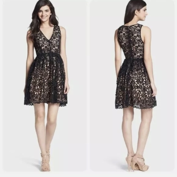 🖤♥️ New V-neck Floral Daisy Crochet Lace Flower Dress - Picture 1 of 13